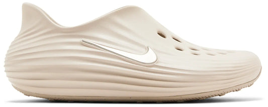 Vooraanzicht van de Nike ReactX Rejuven8 ‘Light Orewood Brown’ (HV5060-100) met het golvende, ademende bovenwerk en slip-on design.