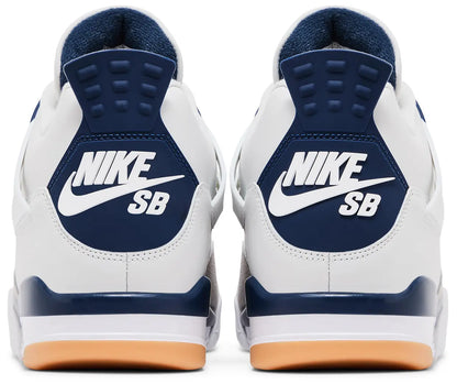 Nike SB x Air Jordan 4 Retro SP 'Navy' hiel – marineblauw hielstuk met reliëf Nike SB-branding en zichtbare Air-unit. Exclusief bij HYP3.