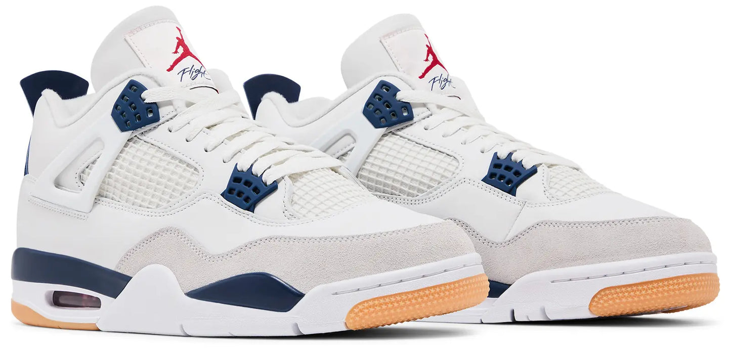 Nike SB x Air Jordan 4 Retro SP 'Navy' detail – close-up van premium materialen, suède overlay en gevormde veteroogjes. Koop nu bij HYP3.