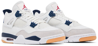 Nike SB x Air Jordan 4 Retro SP 'Navy' detail – close-up van premium materialen, suède overlay en gevormde veteroogjes. Koop nu bij HYP3.