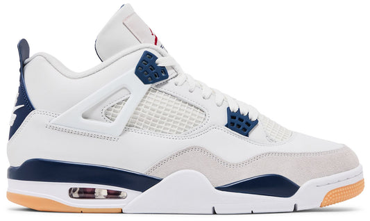 Nike SB x Air Jordan 4 Retro SP 'Navy' – witte leren sneaker met grijze suède overlay, marineblauwe accenten en Nike SB-branding op de hiel. Nu exclusief verkrijgbaar bij HYP3 – shop direct!