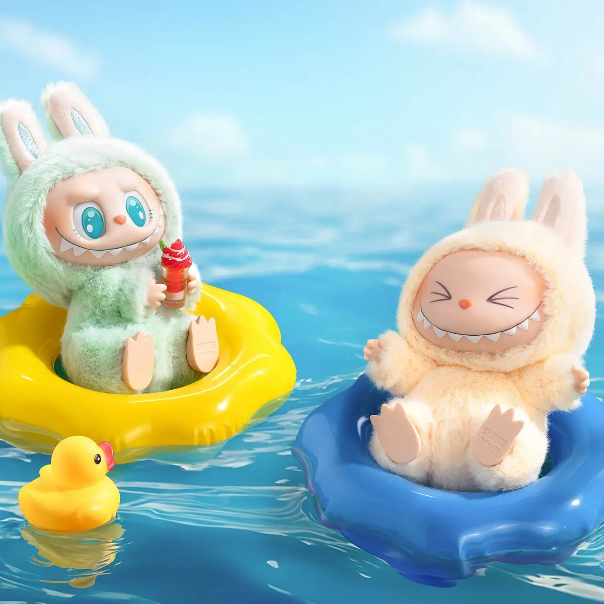 Twee Pop Mart THE MONSTERS Have a Seat vinyl pluche figuren in zittende poses op het water