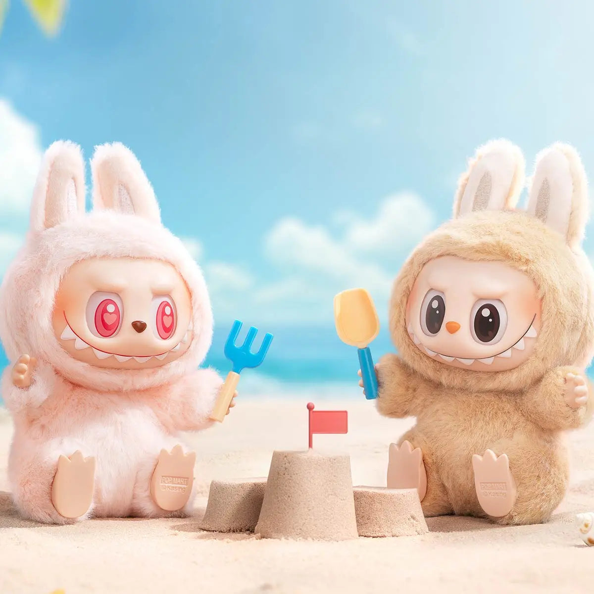 Pop Mart THE MONSTERS Have a Seat figuren zittend op het strand met een strandschepje in hun hand