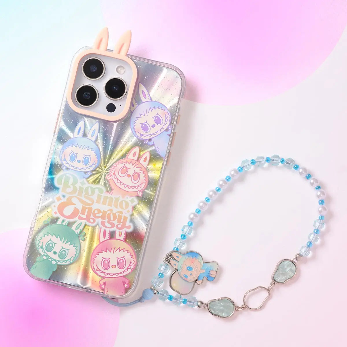 THE MONSTERS phone charm bevestigd aan een smartphone – stijlvolle accessoire met betekenis