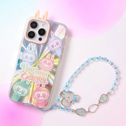 THE MONSTERS phone charm bevestigd aan een smartphone – stijlvolle accessoire met betekenis