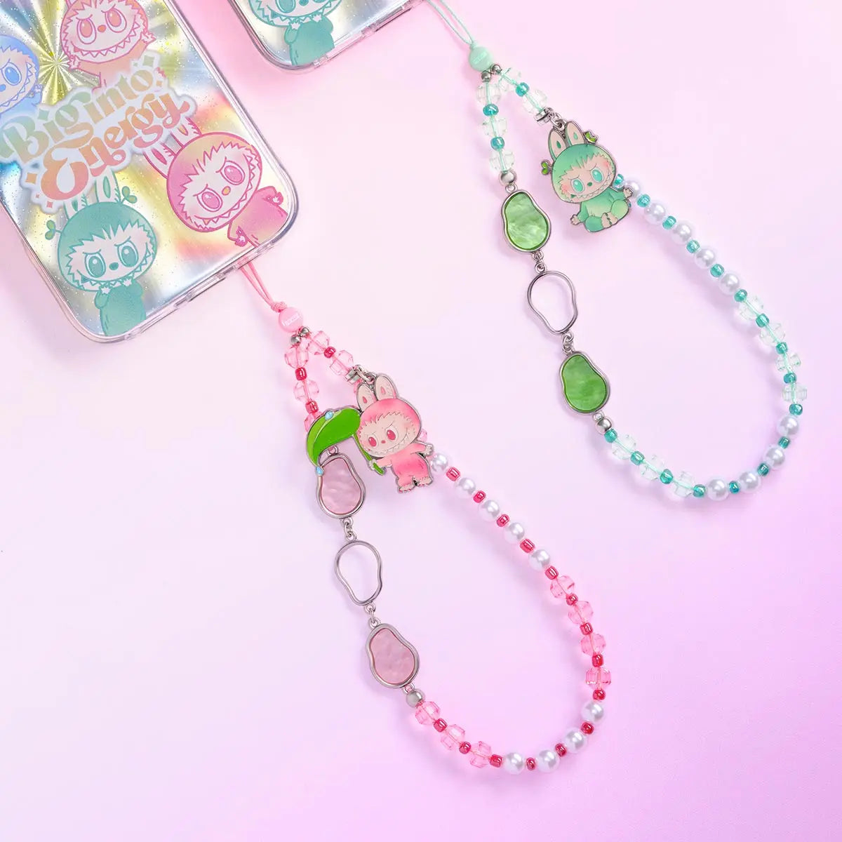 Gedetailleerde close-up van de POP MART phone charm ‘Love’ uit de Big into Energy blind box collectie