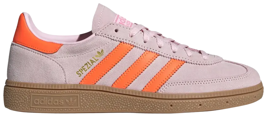 Adidas Handball Spezial Clear Pink Solar Orange (JS0250) – dames sneaker in roze suède met oranje accenten en retro gumzool.