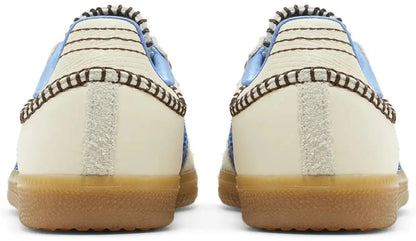 Achteraanzicht van de adidas Samba Wonder Clay Royal met zichtbare decoratieve stiksels en leren hieltab