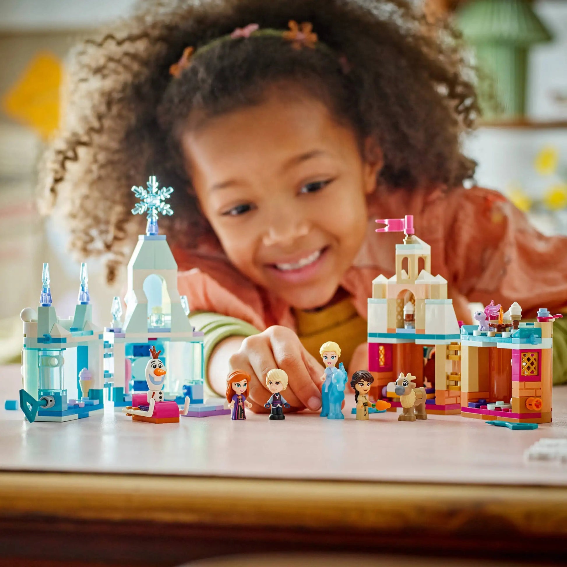 Close-up van LEGO Disney 43278 Mini kasteel van Arendelle en Elsa's ijspaleis – inclusief Elsa, Anna en Olaf