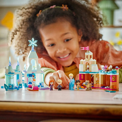 Close-up van LEGO Disney 43278 Mini kasteel van Arendelle en Elsa's ijspaleis – inclusief Elsa, Anna en Olaf