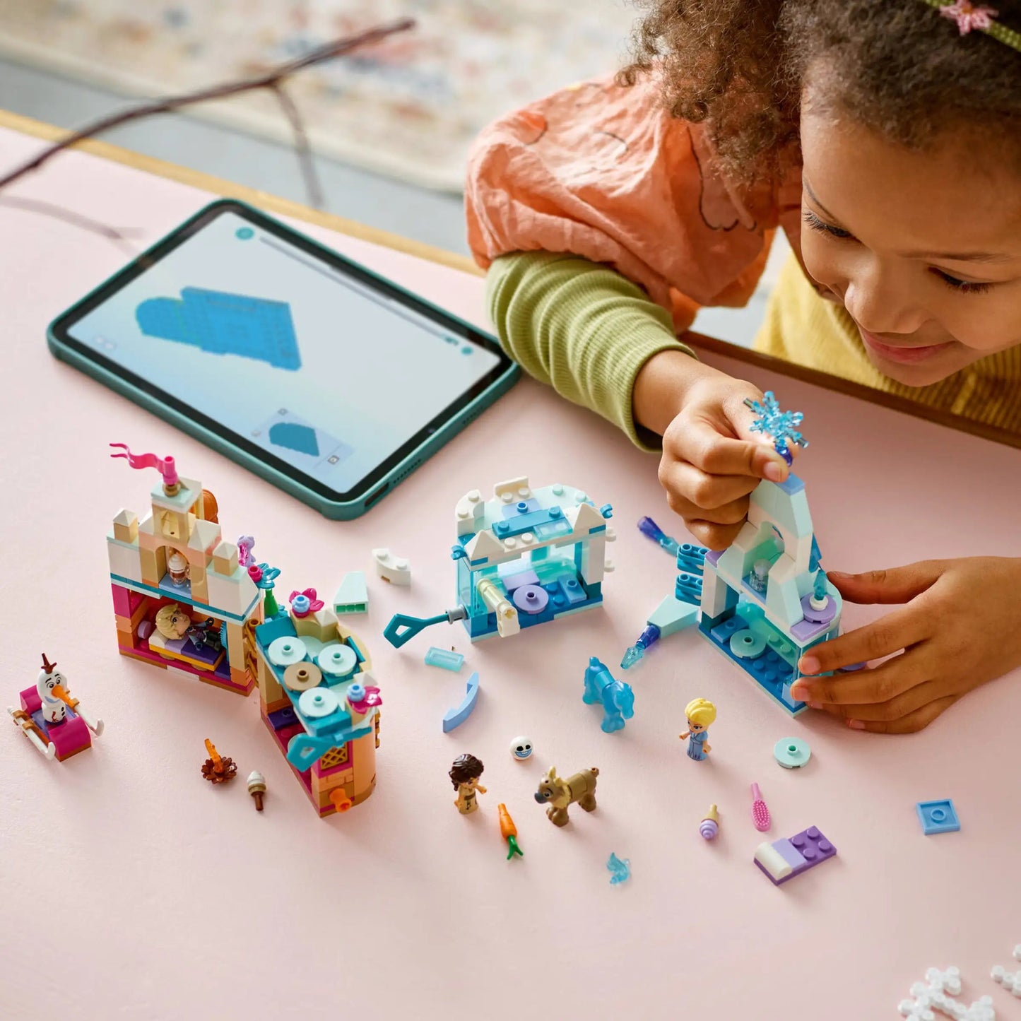 LEGO Disney 43278 – speelscène met alle 9 Frozen personages en twee gedetailleerde micropaleizen