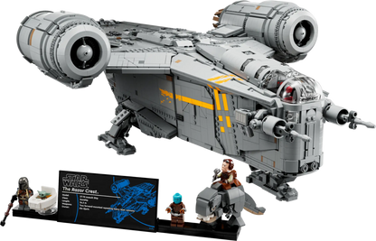 Binnenkant van LEGO Star Wars 75331 Razor Crest met cockpit en vrachtruimte, tentoongesteld