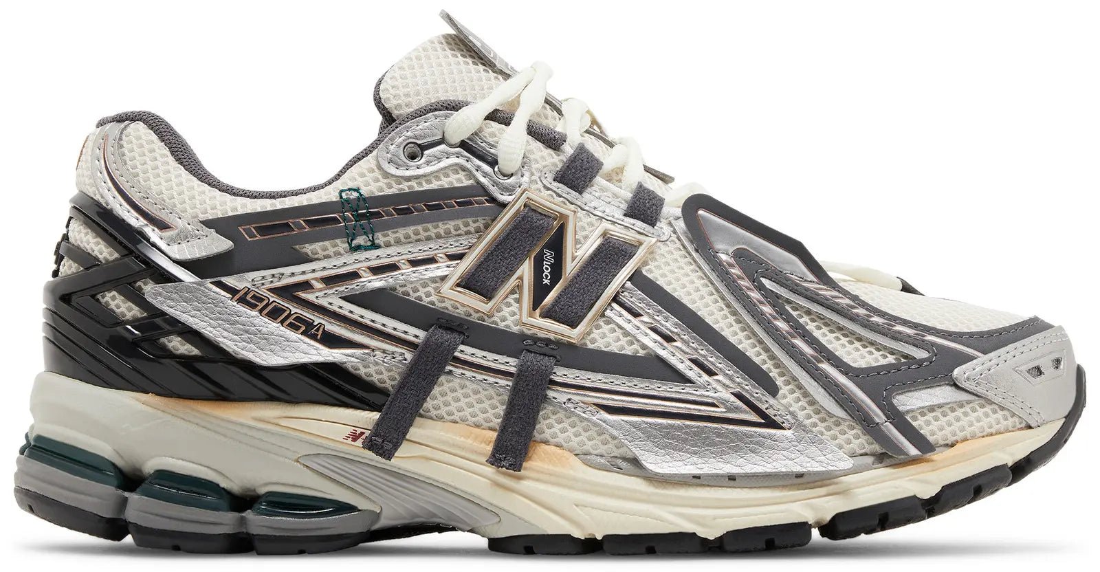 New Balance 1906A Tech Explosion M1906AD sneakers – voorkant met metallic overlays