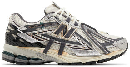 New Balance 1906A Tech Explosion M1906AD sneakers – voorkant met metallic overlays