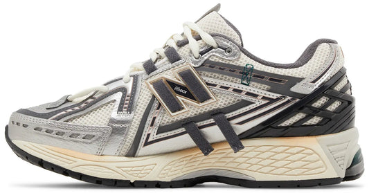 New Balance 1906A Tech Explosion – zijaanzicht met Silver Metallic, Castlerock en Gold details