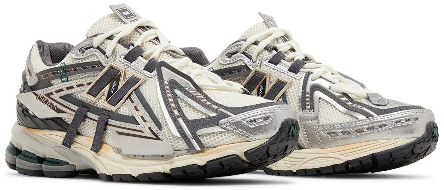 Close-up van New Balance 1906A Tech Explosion met gedeconstrueerde overlays en nylon banden