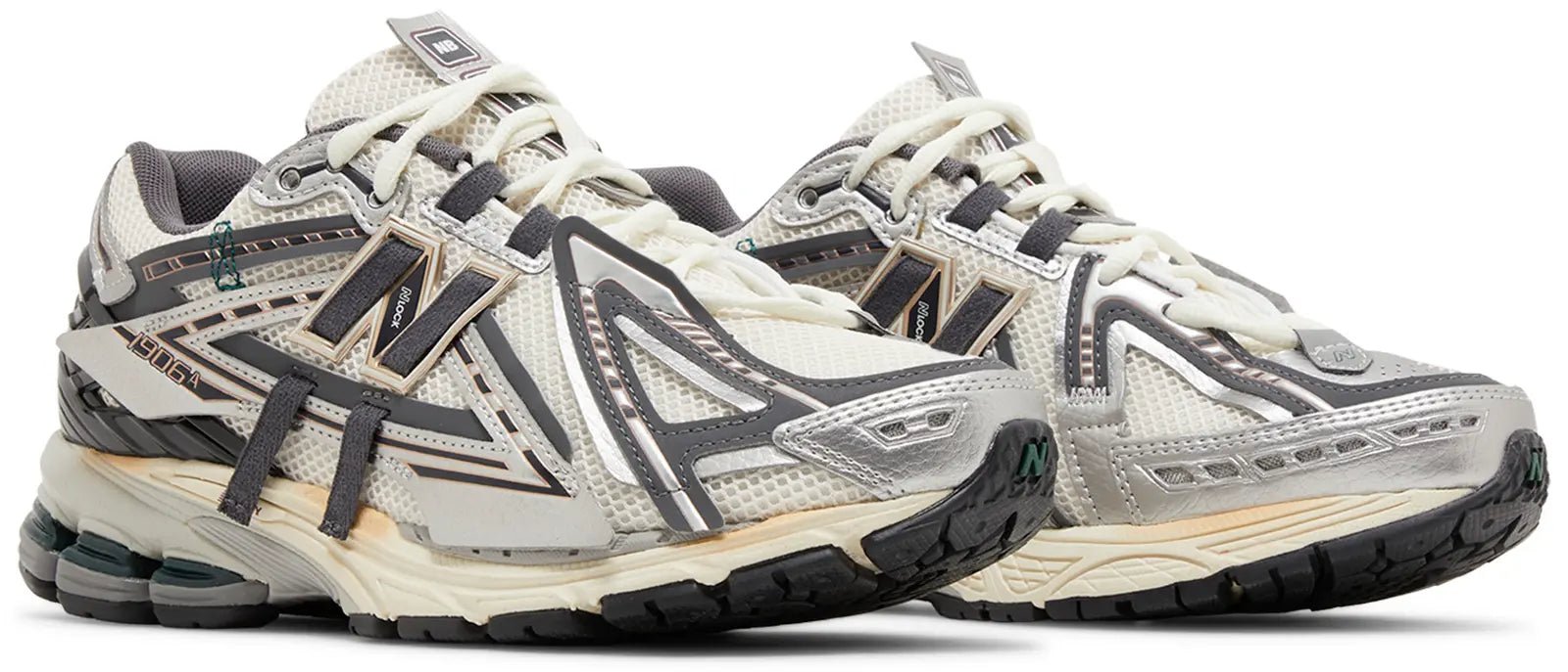 Close-up van New Balance 1906A Tech Explosion met gedeconstrueerde overlays en nylon banden