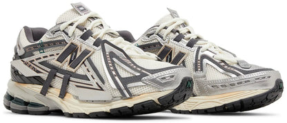 Close-up van New Balance 1906A Tech Explosion met gedeconstrueerde overlays en nylon banden