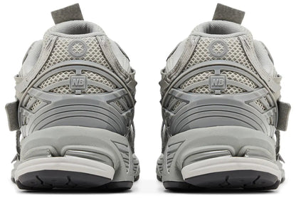 New Balance 1906A Concrete Silver Metallic – achterkant met TPU-hielclip voor extra stabiliteit