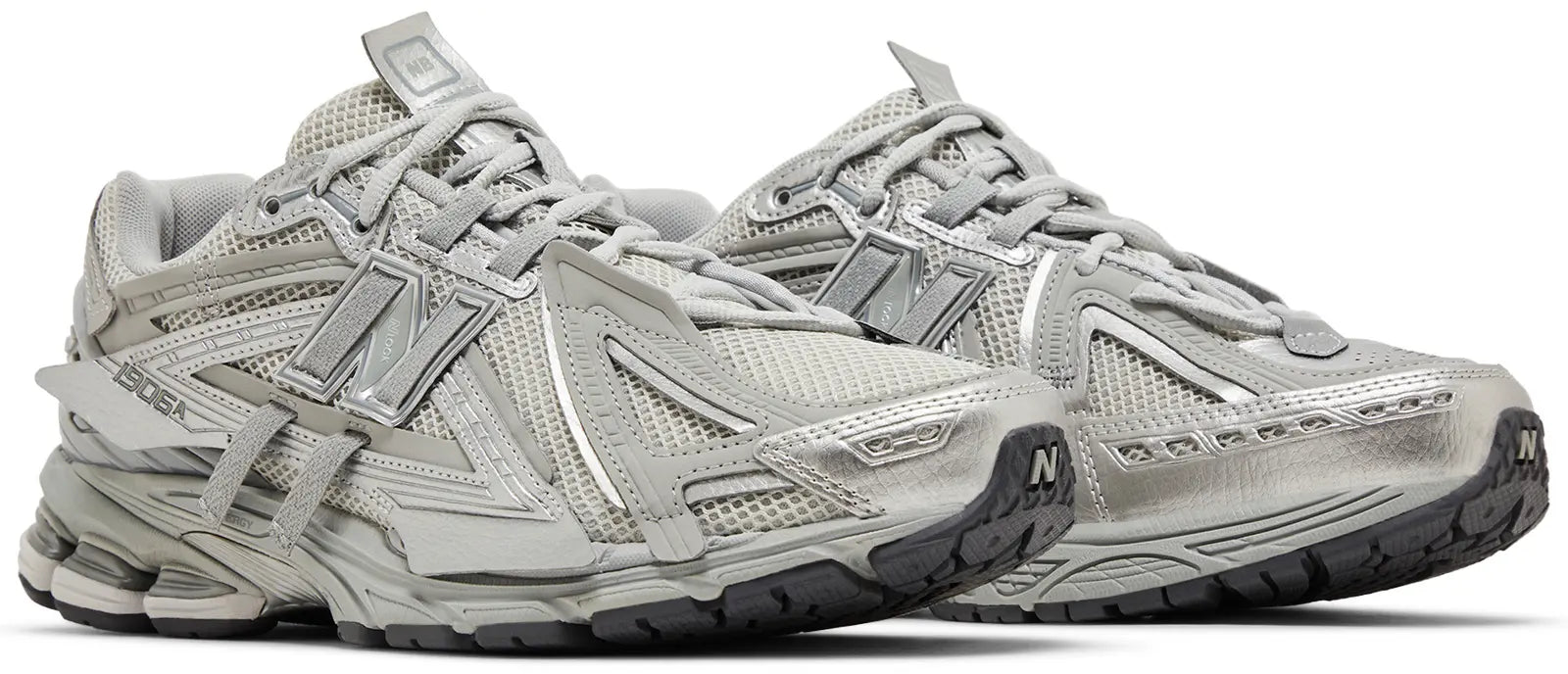 New Balance 1906A Concrete Silver Metallic – zijaanzicht met premium materialen en strak design