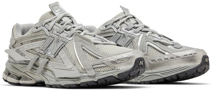 New Balance 1906A Concrete Silver Metallic – zijaanzicht met premium materialen en strak design