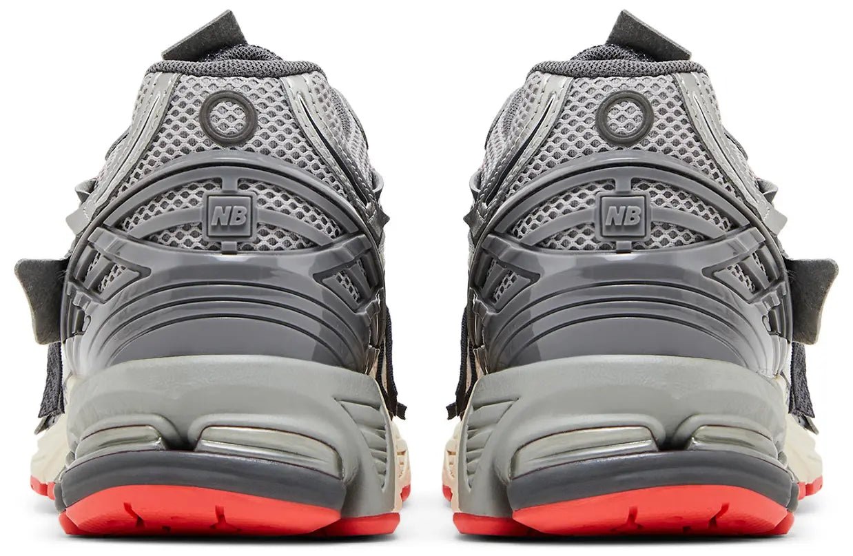 New Balance 1906A Slate Grey Drift Red – achterkant met dempende zool en stijlvolle details