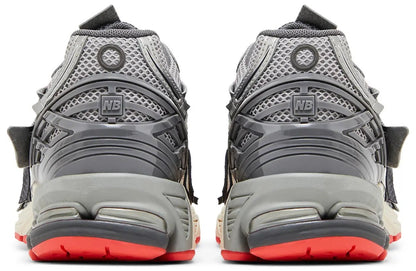 New Balance 1906A Slate Grey Drift Red – achterkant met dempende zool en stijlvolle details