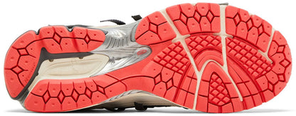 New Balance 1906A Slate Grey Drift Red – onderkant met dempende zool en stijlvolle details