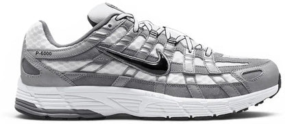 Nike P-6000 White Metallic Cool Grey Black sneaker zijkant rechts