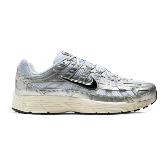 Nike P-6000 White Metallic Silver Flat Silver Black sneaker zijkant rechts